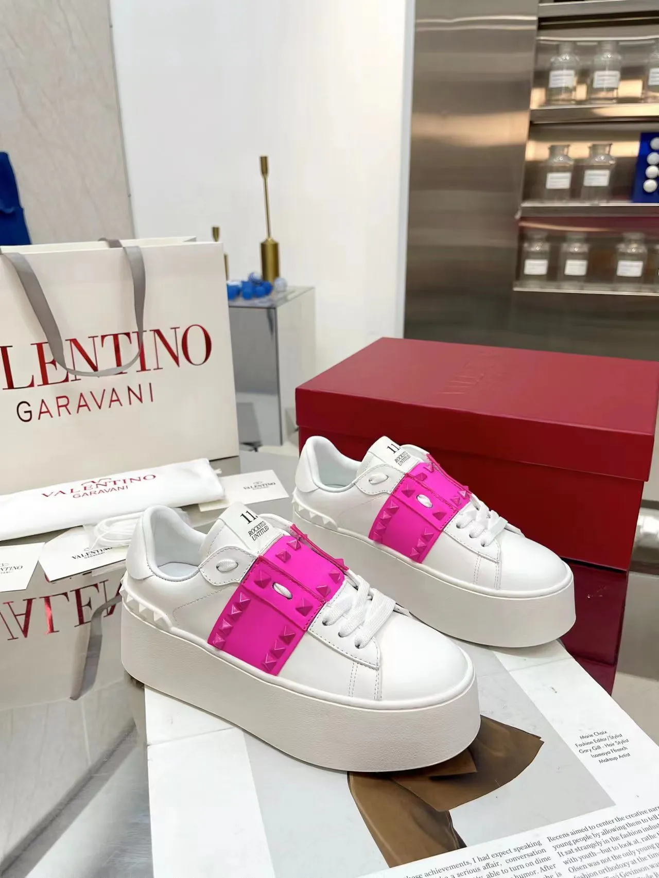 👟👟Ex-factory price 620👟👟 The latest thick-soled high version of Nujia Valentino Valentino 23ss spring and summer thick-soled rivet sports and casual shoes white shoes 2023 latest model hot-selling series hard to find after being launched in Japan super hot classic rivet series with thick sole 6cm higher purchased original development every detail is very exquisite🎁 Upper: silk cowhide splicing Lining: Cowhide lining Outsole: Original synchronized TPR outsole 6cm height increase Size: Female 35-41 (40.41 customized)